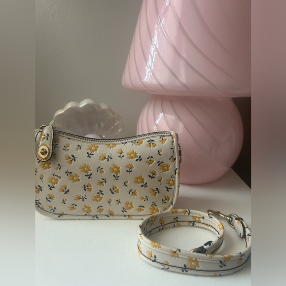 Coach Swinger 20 in Floral Print! - Picture 1 of 5